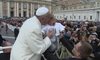 Przebrali dziecko za papieża i podali Franciszkowi