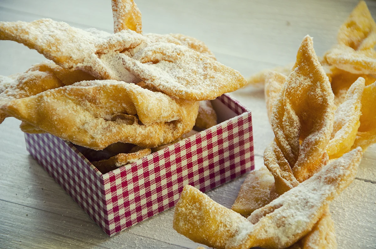 Tych posypanych cukrem pudrem ciastek w kształcie złożonej kokardki nie sposób nie lubić. Faworki - nazywane też chrustem, a niekiedy kreplami - robi się dość łatwo. Jak sprawić, żeby były idealnie kruche? Podpowiadamy!
