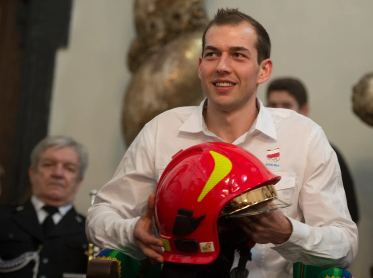 "Po biegu dającym złoty medal powiedziałem, że to jeszcze do mnie nie dociera. Teraz zaczynam to powoli trawić, ale nie spodziewałem się, że aż tyle osób będzie chciało mnie uhonorować" - stwierdził Zbigniew Bródka po otrzymaniu tytułu Honorowego Obywatela Łowicza i Super Marki "Łowickie". "To mój pierwszy trener odnalazł ten diament, szlifował i przekazał dalej" - podkreślił. 