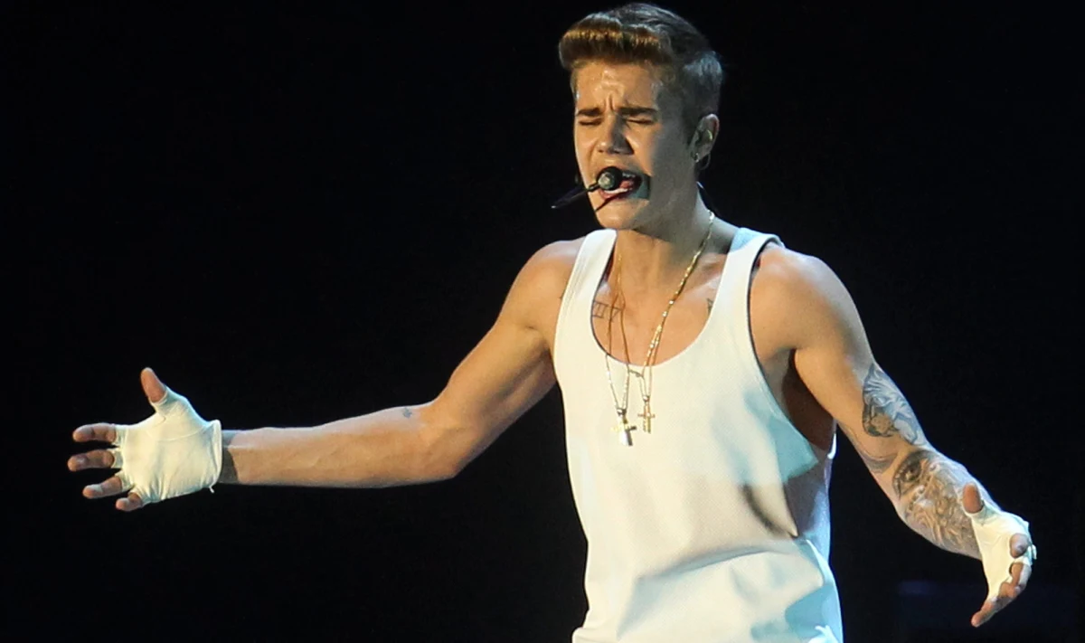 Idol nastolatek znów ma problemy z prawem - donosi portal TMZ. Jego ochroniarz Dwayne Patterson został aresztowany za kradzież aparatu fotograficznego należącego do jednego z fotoreporterów.