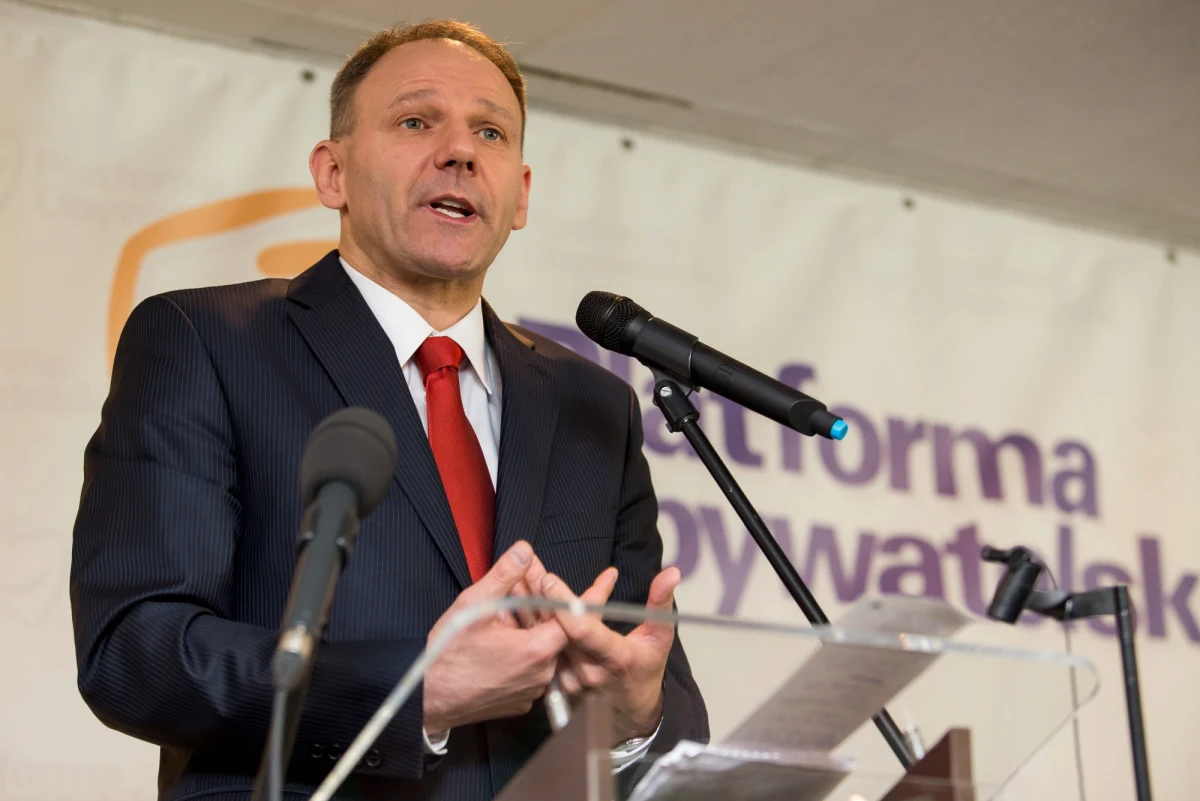 Wiceprzewodniczący europarlamentu Jacek Protasiewicz został zatrzymany na lotnisku we Frankfurcie nad Menem - donosi niemiecki „Bild”. Polityk Platformy Obywatelskiej miał zachowywać się agresywnie i po pijanemu obrażać obsługę lotniska. 