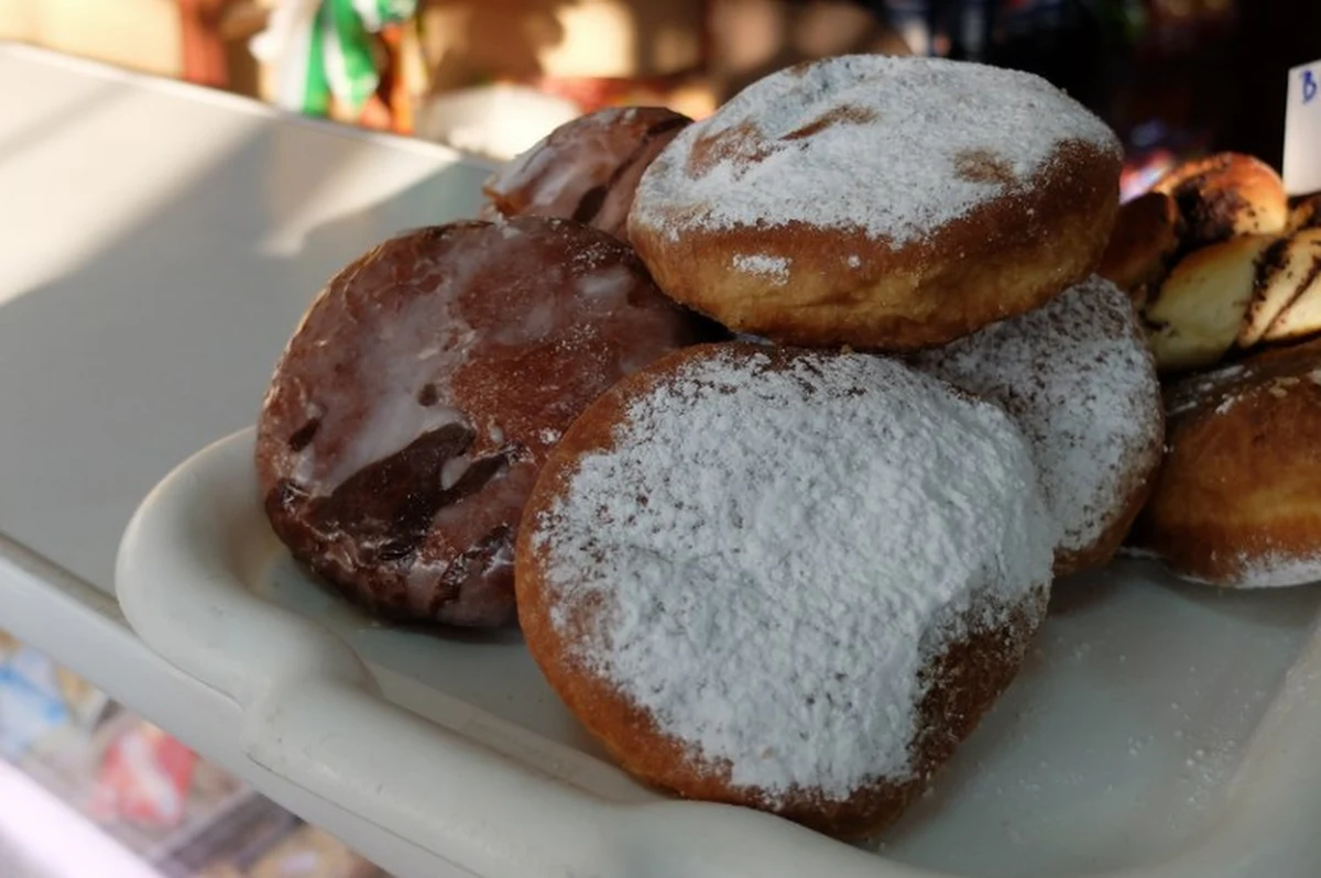 Mniej kaloryczny z pieca, serowy i z dziurką – to wszystko są pączki. W Polsce prym wiodą jednak okrągłe, nadziewane, a i tych jest ogromny wybór…