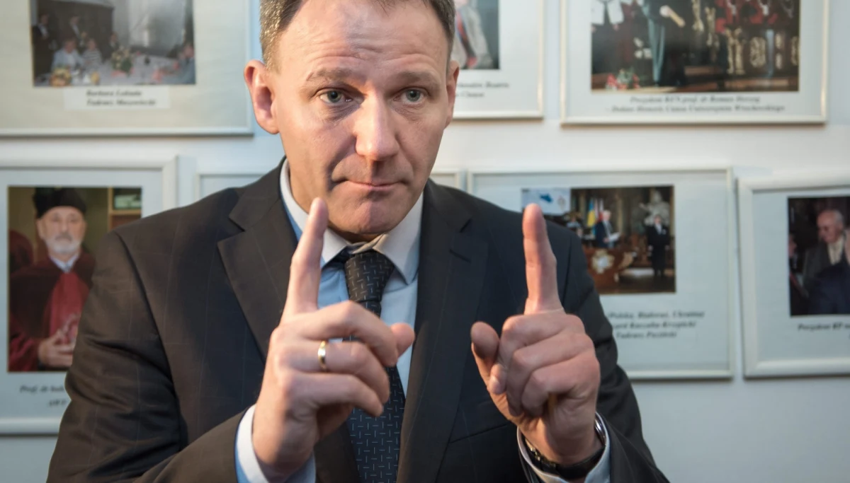 "Nie byłem pijany. Wypiłem lampkę wina" - tak w rozmowie z reporterem RMF FM Jacek Protasiewicz z PO komentuje swoje zachowanie na lotnisku we Frankfurcie nad Menem. Według niemieckiego „Bilda” polityk po pijanemu miał obrażać obsługę portu lotniczego. Jednego z celników miał nazwać "Hitlerem" i "nazistą", a do pasażerów miał zwracać się z pytaniem: "Czy byłeś kiedykolwiek w Auschwitz?" 