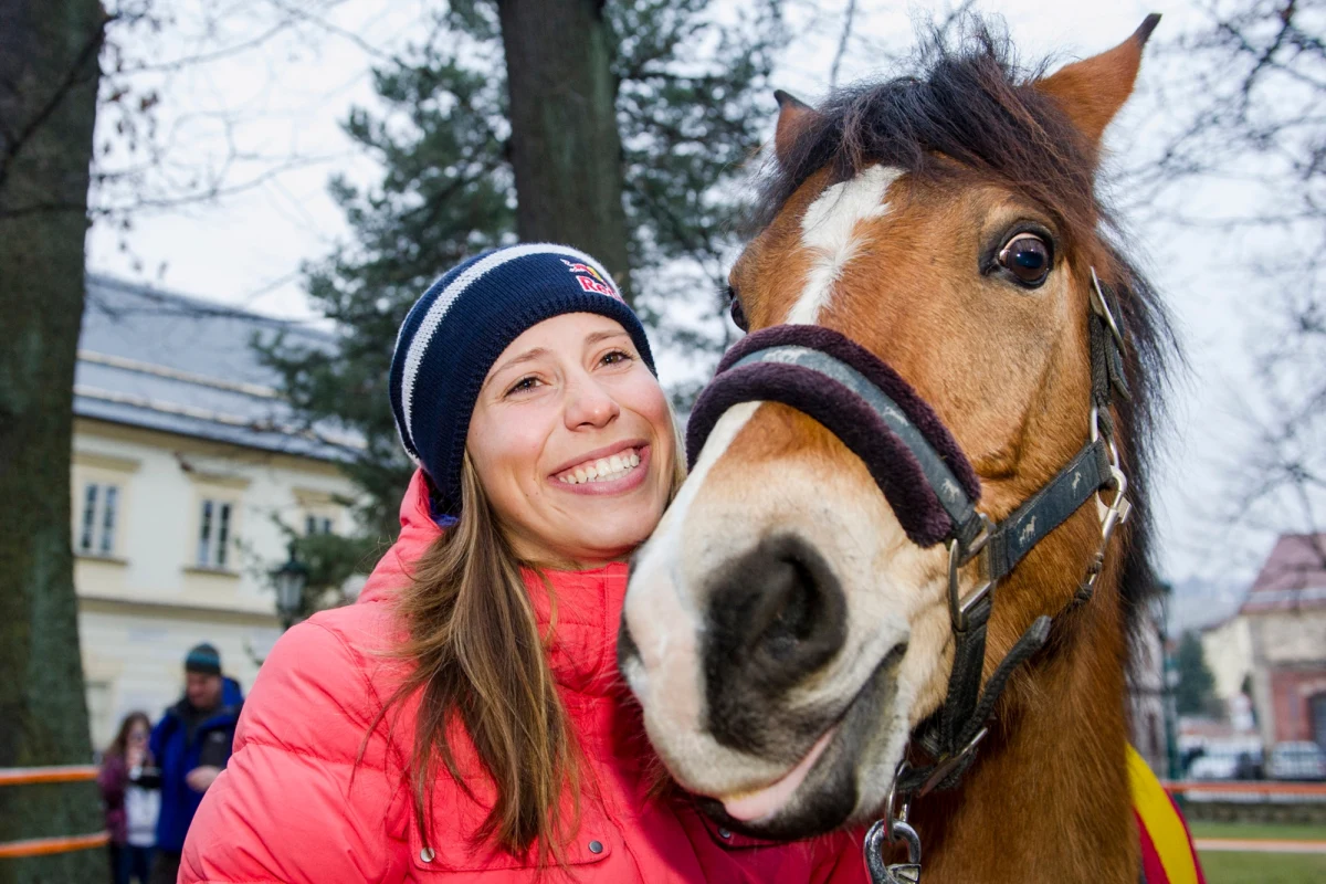 Snowboardzistka Eva Samkova, która wywalczyła w Soczi pierwszy złoty medal dla Czech w konkurencji snowcrossu, dostała w nagrodę od władz swojego rodzinnego miasta Vrchlabi, leżącego w powiecie Trutnov, konia. Tym samym spełniło się jej marzenie. 