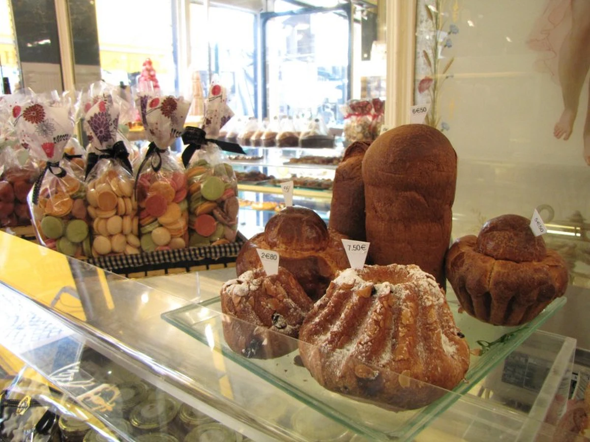 Paryscy amatorzy ciastkowego łakomstwa muszą poczekać jeszcze kilka dni. We Francji zamiast tłustego czwartku obchodzony jest tradycyjnie tłusty wtorek. Polacy objadają się więc ciastkami na początku ostatniego tygodnia karnawału, a potomkowie Napoleona na końcu – tuż przed Środą Popielcową. To właśnie wtedy najbardziej oblegana jest najstarsza paryska „Królewska Cukiernia Nicolasa Stohrera”, która ma w pewnym stopniu… również polskie korzenie! 