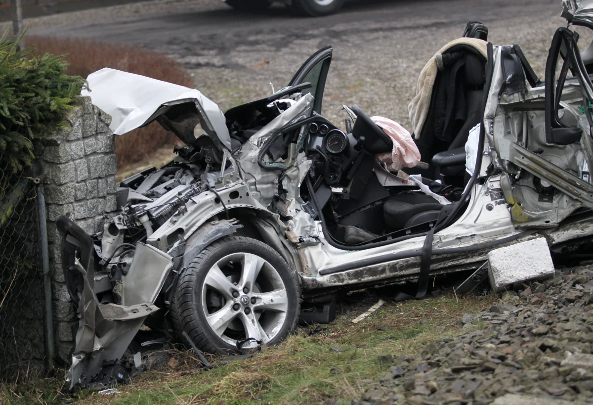 Jedna osoba zginęła po tym, jak auto osobowe zderzyło się z pociągiem relacji Olsztyn-Elbląg. W miejscowości Wilimowo (Warmińsko-Mazurskie), gdzie doszło do wypadku, występują utrudnienia w ruchu pociągów. 