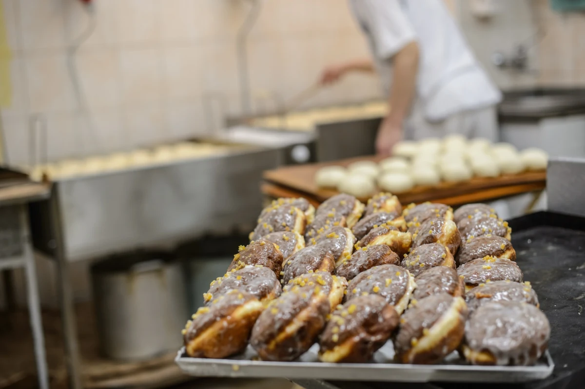 Najczęściej sięgamy po pączka ręką, niektórzy ujmują go w papierową serwetkę i w ten sposób pałaszują. W domowym zaciszu czy wśród znajomych to sposób dobry i nie trzeba z niego rezygnować. Najwyżej skończy się to tym, że nasz nos podczas takiej uczty również zostanie “udekorowany" białym cukrowym pudrem.