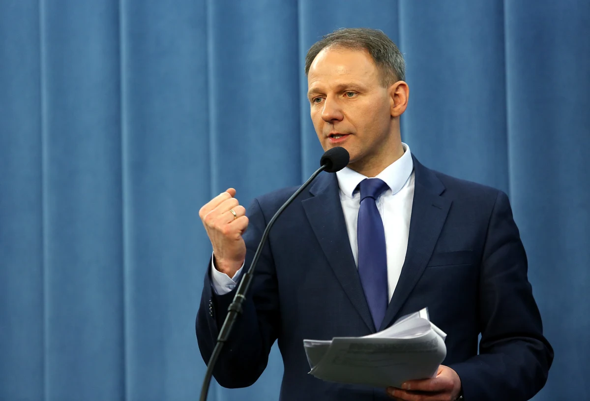 "Usłyszałem 'raus' i rzeczywiście zagotowałem. Powiedziałem celnikowi, że 'raus' brzmi bardzo źle w kraju, z którego przyjechałem" - tak Jacek Protasiewicz, wiceprzewodniczący europarlamentu, tłumaczy się z incydentu na lotniku we Frankfurcie. Według niemieckiego "Bilda", polityk miał być pijany i miał obrażać obsługę portu lotniczego.