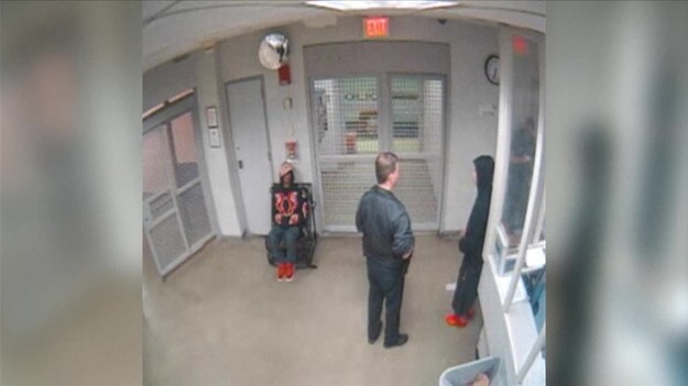 W środę 26 lutego policja ujawniła nagranie, zrobione w celi, w której przetrzymywany był Justin Bieber. Nagranie zrobiono podczas tzw. testu trzeźwości wkrótce po aresztowaniu gwiazdora za jazdę pod wpływem alkoholu i innych używek.


Na klipie widać, jak Bieber - ubrany w ciemną bluzę z kapturem na głowie, ciemne luźne spodenki i jasne czerwone buty - stara się chodzić ostrożnie i powoli. Można jednak odnieść wrażenie, że ma z tym problemy - co jakiś czas potyka się i chwieje.