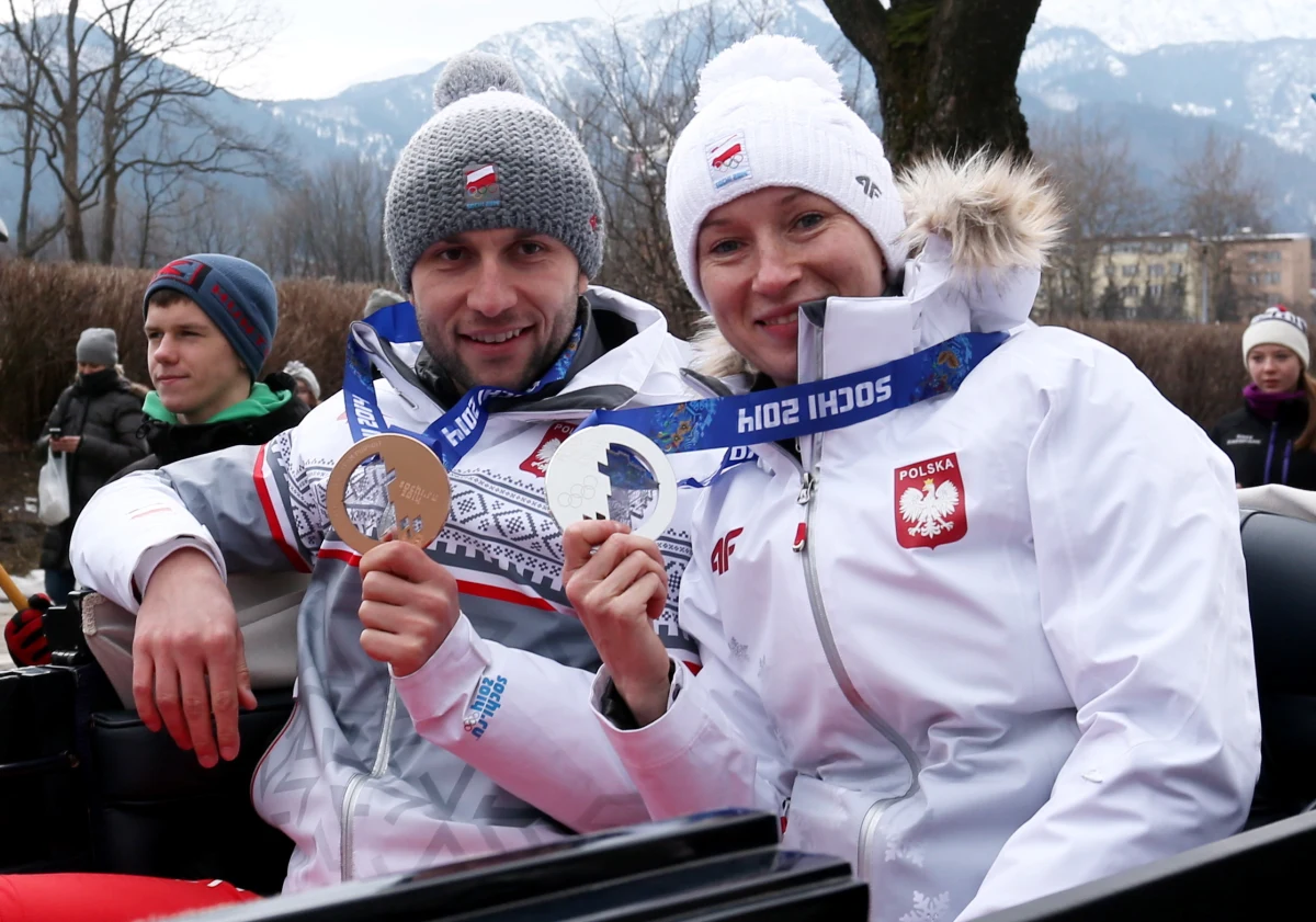 Panczeniści Katarzyna Bachleda-Curuś i Konrad Niedźwiedzki, zdobywcy medali w zawodach drużynowych igrzysk olimpijskich w Soczi, zostali uroczyście przywitani w Zakopanem. Spotkali się z młodzieżą. Radni podziękowali im natomiast za sportową promocję miasta i Podhala. Sportowcy rozmawiali z przedstawicielami władz o możliwości budowy pod Tatrami krytego toru do łyżwiarstwa szybkiego. "Tak naprawdę w rachubę wchodzi tylko Zakopane" - podkreśliła Bachleda-Curuś.