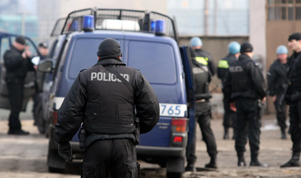 Dwóch bandytów w Warszawie ukradło konwojentowi 400 tysięcy złotych. Torbę z gotówką wyrwali pracownikowi kantoru wysiadającemu z samochodu przy ul. Słowackiego. Uciekli, mimo że konwojent oddał w ich kierunku kilka strzałów.