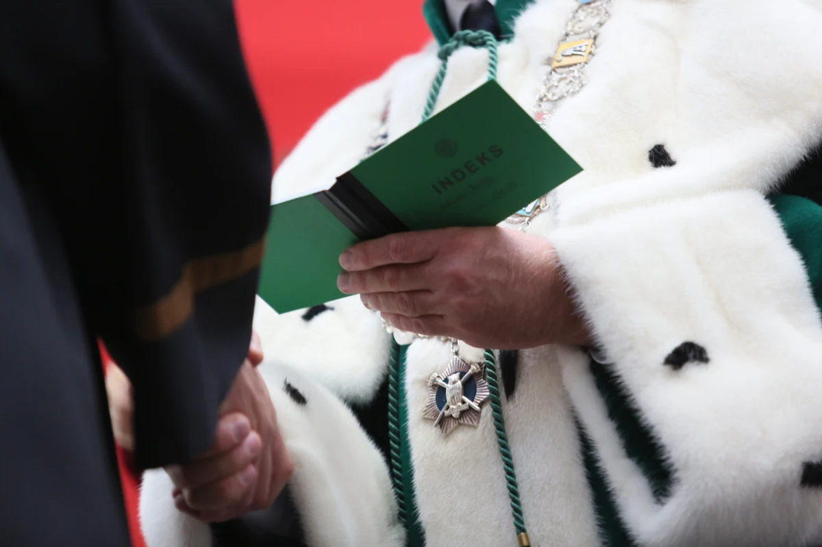 ​Aż 20 procent szans na zostanie bezrobotnymi mają studenci turystyki i rekreacji. Ministerstwo Nauki i Szkolnictwa Wyższego opublikowało szokujące dane dotyczące tego, jak absolwenci uczelni wyższych radzą sobie na rynku pracy. Bardzo źle wyglądają także statystyki dotyczące studentów pedagogiki i socjologii. 
