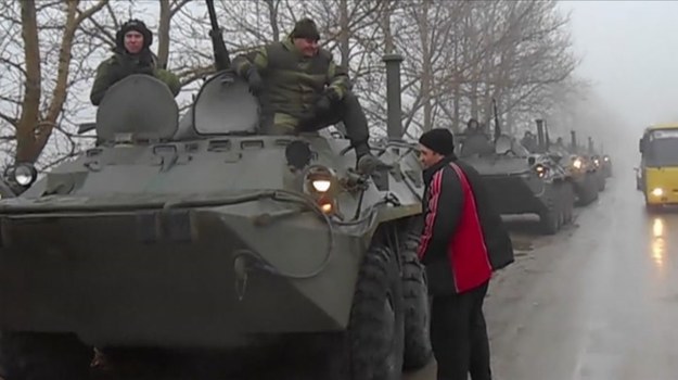 Na tym nagraniu widać siedem opancerzonych transporterów, zaparkowanych w pobliżu wsi Ukromnoye, która leży blisko Symferopolu, stolicy Autonomicznej Republiki Krymu. W regionie tym sytuacja jest bardzo napięta. W czwartek nad ranem grupa uzbrojonych mężczyzn ubranych w nieoznakowane mundury zajęła siedzibę rządu i parlamentu. Odmówili negocjacji, nie wysuwają żądań. Według ukraińskich agencji prasowych, są to przedstawiciele samoobrony rosyjskojęzycznych obywateli Krymu.