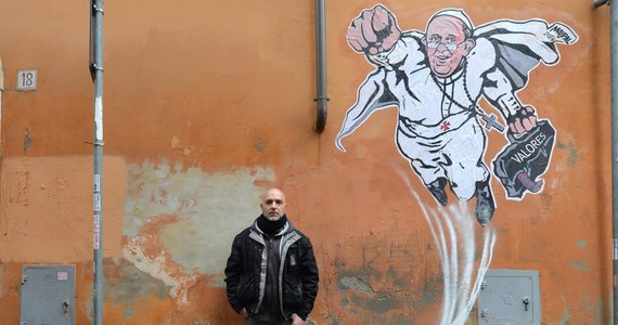 ​Papież Franciszek jako superman - takie dzieło otrzymał sam bohater obrazu od artysty, który namalował słynny mural w pobliżu Watykanu. Malowidło przedstawiało Ojca Świętego jako superbohatera. Kazano je usunąć, ale artysta spotkał się z papieżem i podarował mu kopię swojej pracy.
