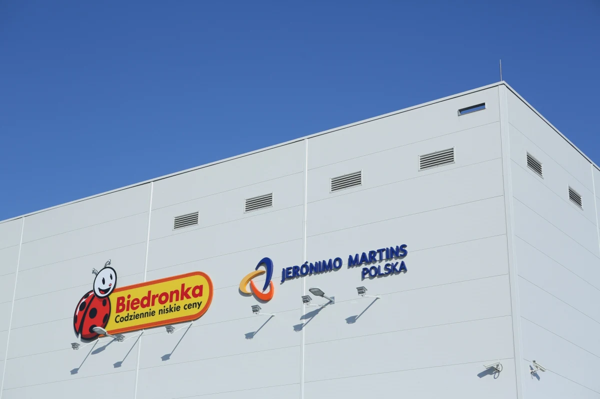 Być może jeszcze w tym roku w sklepach Biedronka będzie można płacić kartą. Sieć zapowiada, że w związku z obniżką marż rozważy wprowadzenie płatności bez gotówki. 