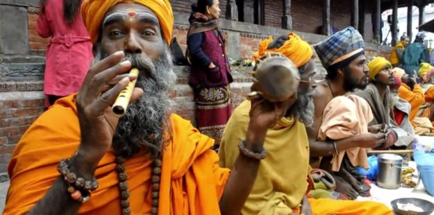Mahaśiwaratri (Wielka Noc Śiwy) to najważniejsze święto hinduskie na cześć boga Śiwy. Na czas jego obchodów władze Nepalu zniosły zakaz posiadania i używania marihuany. Uczestnicy obrzędów skwapliwie wykorzystują tę okazję, by wprowadzić się w rytualny trans...