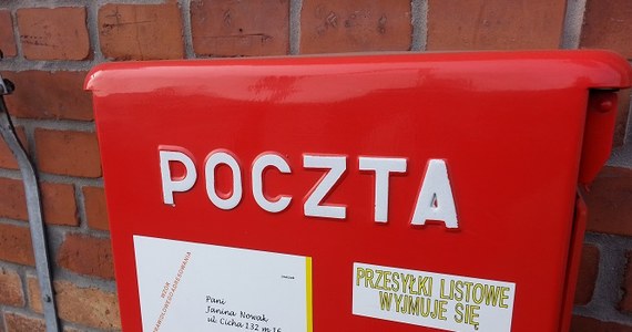 Mieszkańcy gminy Gruta obok Grudziądza w Kujawsko-Pomorskiem nie będą musieli jeździć kilkanaście kilometrów, żeby odebrać przesyłki polecone, renty i emerytury. To efekt interwencji naszego reportera. Wszystkie sprawy nadal będzie można załatwić na poczcie w Mełnie, nawet po przekształceniu urzędu w filię.