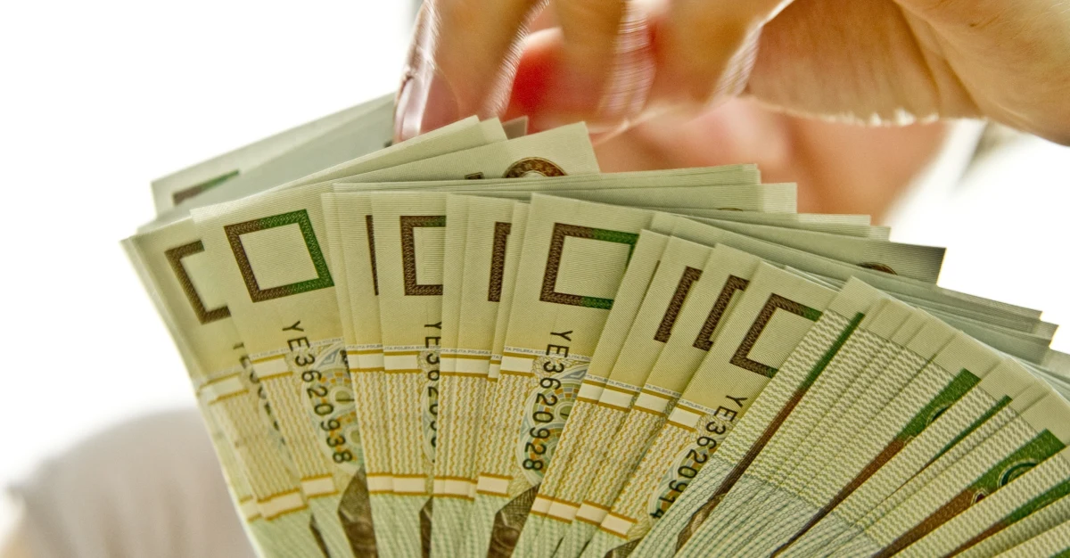 Rozmawiać czy nie rozmawiać z szefem o podwyżce? Czy prośba może mieć decydujące znaczenie? Może lepiej siedzieć cicho i czekać, aż pracodawca sam dostrzeże nasze zaangażowanie i postanowi podwyższyć nam pensję? Co o tym sądzisz? Pomóż nam rozstrzygnąć spór w popołudniowych Faktach RMF FM. Prowadzący: Agnieszka Friedrich i Bogdan Zalewski znów mają odmienne zdania.  Kto ma rację? Agnieszka, która uważa, że tylko rozmowa da możliwość wyższych zarobków, czy Bogdan, którego zdaniem prośba niweczy szanse na podwyżkę. 