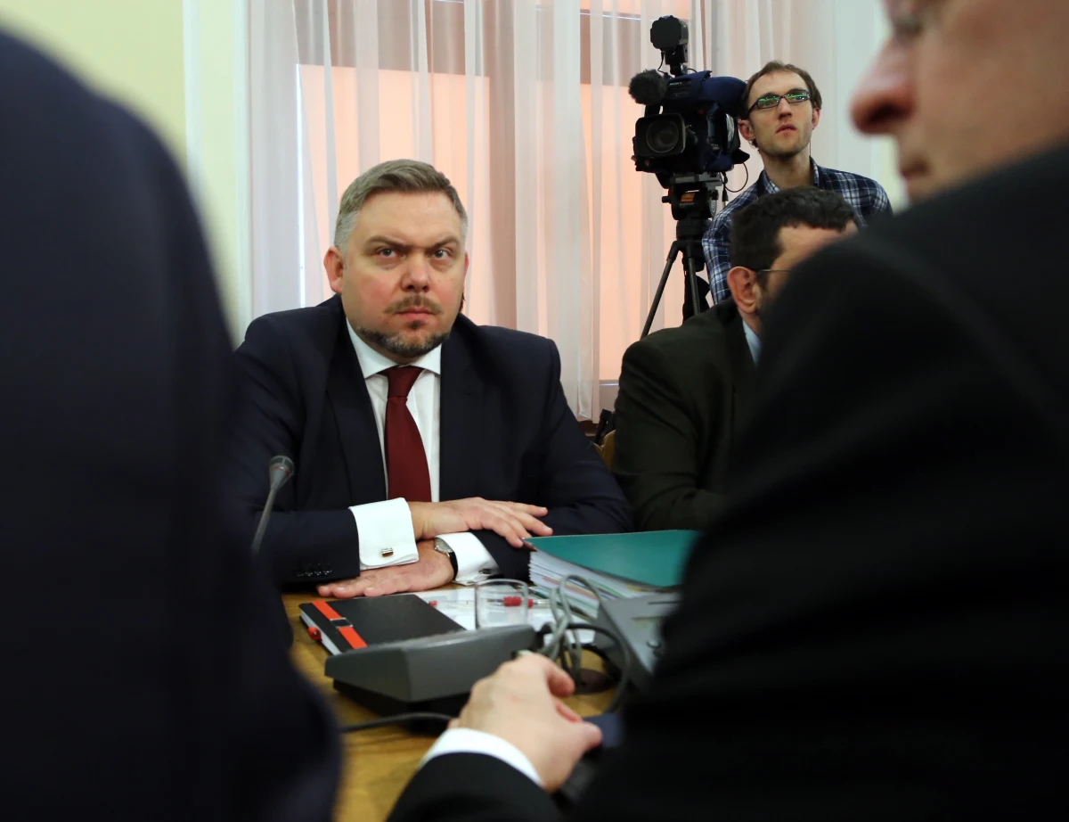 Rada Narodowego Funduszu Zdrowia odsunęła tymczasowo pełniącego obowiązki prezesa NFZ Marcina Pakulskiego. Sprawa ma związek z umową funduszu z katowickim EuroMedikiem. Pakulski został odsunięty na czas wyjaśnienia tej sprawy. Wnioskował o to minister zdrowia Bartosz Arłukowicz.