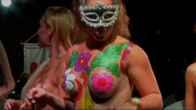 Na jednej z ulic Rio de Janeiro przez całą noc tańczyło kilkanaście kobiet, których ciała były pokryte malowidłami (tzw. bodypainting). Poza tym, kobiety miały na sobie niewiele... Impreza miała jednak na celu zwrócenie uwagi na ważne sprawy. Jedna z jej uczestniczek, Ana Paula Moreira, skrytykowała kultury brazylijską, która pozwala kobietom pokazywać swoje ciało w trakcie karnawału, ale nie pozwala im opalać się topless na plaży. Pierwszy tego typu protest odbył się już w grudniu na słynnej plaży Copacabana.