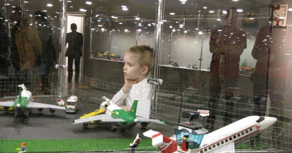 Wielka wystawa LEGO w Łodzi. Zobacz piękne budowle z klocków - Kultura Niemal 1,5 miliona klocków LEGO tworzy 55 planszy i budynków takich, jak Stadion Narodowy czy Tadż Mahal. Od dzisiaj można je oglądać na największej w Polsce wystawie z klocków w Porcie Łódź.
