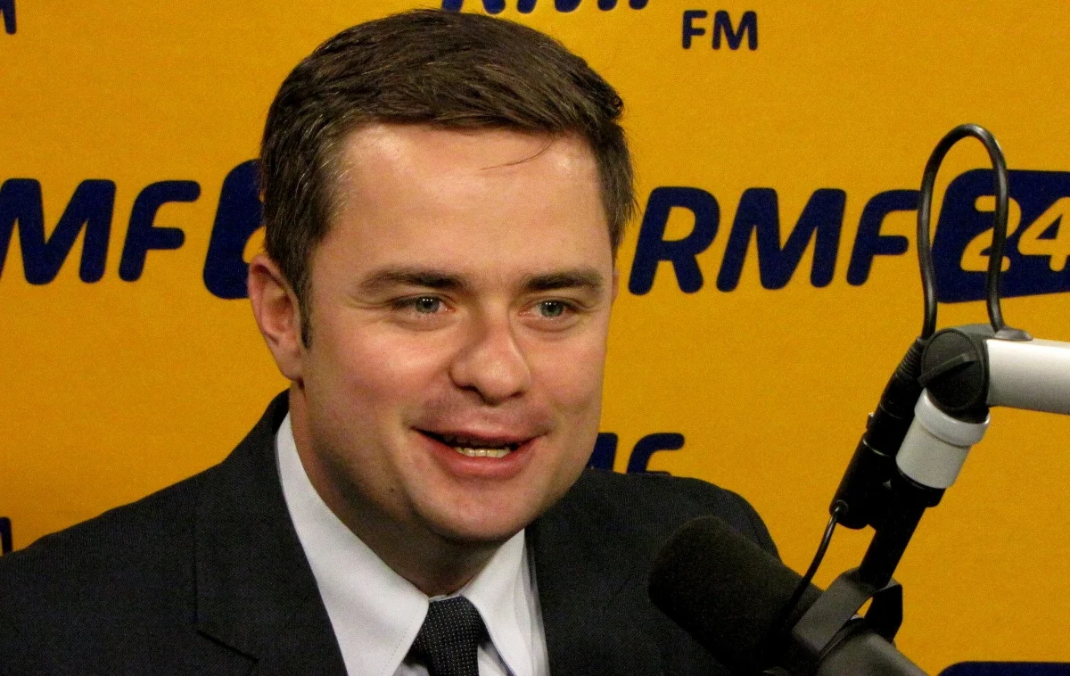 „Nie tylko taksówki i hektolitry paliwa – Adam Hofman ma swoje sposoby, żeby na posłowaniu zarobić więcej niż tylko uposażenie z dietą” – pisze w weekendowym wydaniu ‘Fakt”. Gazeta wylicza, jakich sposobów używa rzecznik PiS, by korzystając z poselskich przywilejów pomnożyć swój majątek. 