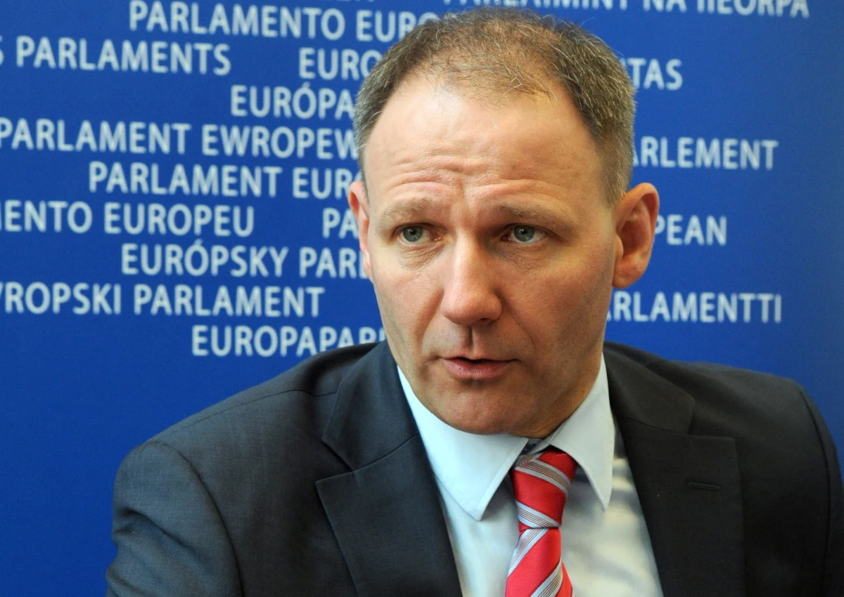 "Gazeta Wyborcza" zbiera w weekendowym wydaniu komentarze do afery z europosłem Jackiem Protasiewiczem w roli głównej. "Protasiewicz nie wytrzymał ciśnienia" - mówi jeden z partyjnych kolegów polityka. "Władza uderzyła mu do głowy" - dodaje inny. 