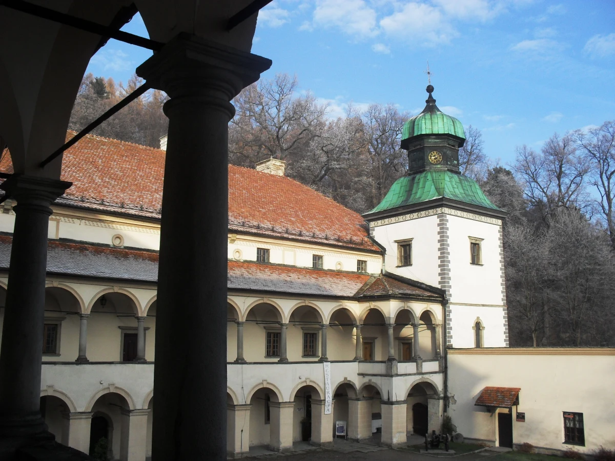 Najcenniejszym i najstarszym zabytkiem Suchej Beskidzkiej jest Zamek zwany "Małym Wawelem". W XVI wieku wybudował go na lewym brzegu Skawy, u podnóży góry Jasień, Kasper Suski.
