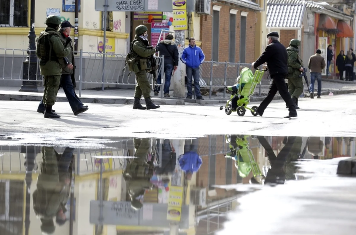 "Wbrew pozorom, armie są po to, by bronić pokoju. To nie jest frazes. Kiedy przychodzi do strzelania to znaczy, że już największa bitwa została przegrana. Jest tylko nadzieja, że ukraińscy i rosyjscy ludzie w mundurach ciągle o tej zasadzie pamiętają" - mówi RMF FM doktor Tomasz Szulc, ekspert ds. wojskowości z Politechniki Wrocławskiej, komentując ostatnie wydarzenia na linii Rosja-Ukraina. "Jedyna nadzieja w profesjonalizmie wojskowych, ich zdrowym rozsądku i wstrzemięźliwości" - dodaje. 