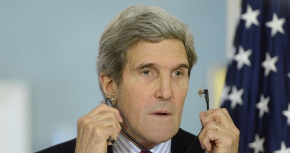 Sekretarz stanu USA John Kerry zagroził Rosji, że jej wojskowa ingerencja na Krymie "poważnie" odbije się na relacjach USA-Rosja i międzynarodowej pozycji Rosji. Zapewnił, że USA i ich partnerzy na świecie będą wspólnie wspierać Ukrainę. "Jeśli Rosja nie podejmie natychmiastowych i konkretnych działań, by doprowadzić do złagodzenia napięć, poważnie odbije się to na stosunkach amerykańsko-rosyjskich i pozycji międzynarodowej Rosji" - oświadczył Kerry. 