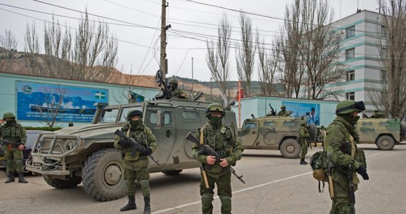 Do wszystkich jednostek ukraińskich wojsk wewnętrznych na Krymie przybyli rosyjscy wojskowi - poinformował szef MSW Ukrainy. Jak dodał Arsen Awakow, tłumaczą, że chodzi o obronę baz przed ekstremistami. W nocy Rosjanie rozbroili ukraińskich żołnierzy w dwóch jednostkach - w miejscowości Sudak i w Sewastopolu. Zabrali broń i amunicję. Nakłaniali obsługę jednostek do przejścia na stronę władz Krymskiej Republiki Autonomicznej.