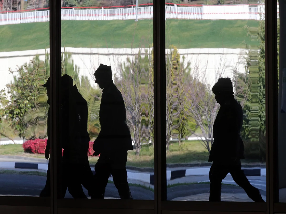 Stacjonujący na Krymie batalion ukraińskiej piechoty morskiej został otoczony przez uzbrojonych mężczyzn i Kozaków, którzy domagają się od żołnierzy złożenia broni. W przeciwnym razie grożą atakiem - poinformował Interfax-Ukraina. 