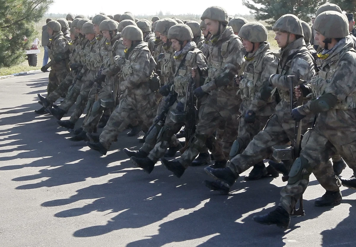 ​"Na Ukrainie zaczęła się mobilizacja rezerwistów" - poinformował szef Rady Bezpieczeństwa Narodowego i Obrony Ukrainy. Dowództwu armii polecono doprowadzenie do pełnej gotowości bojowej żołnierzy. Andriej Parubij przedstawił właśnie w Kijowie szczegółowy plan działań w związku z groźbą rosyjskiej interwencji. To zadania dla wszystkich resortów odpowiadających za bezpieczeństwo.