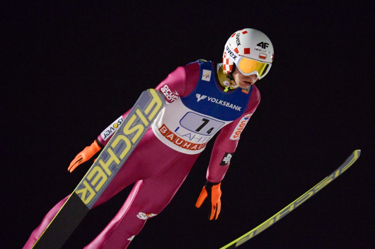 Kamil Stoch potwierdza wspaniałą formę. Dziś w Lahti wygrał 12. konkurs w karierze. W finałowej serii oddał zdecydowanie najdłuższy skok i odebrał Peterovi Prevcovi koszulkę lidera Pucharu Świata.