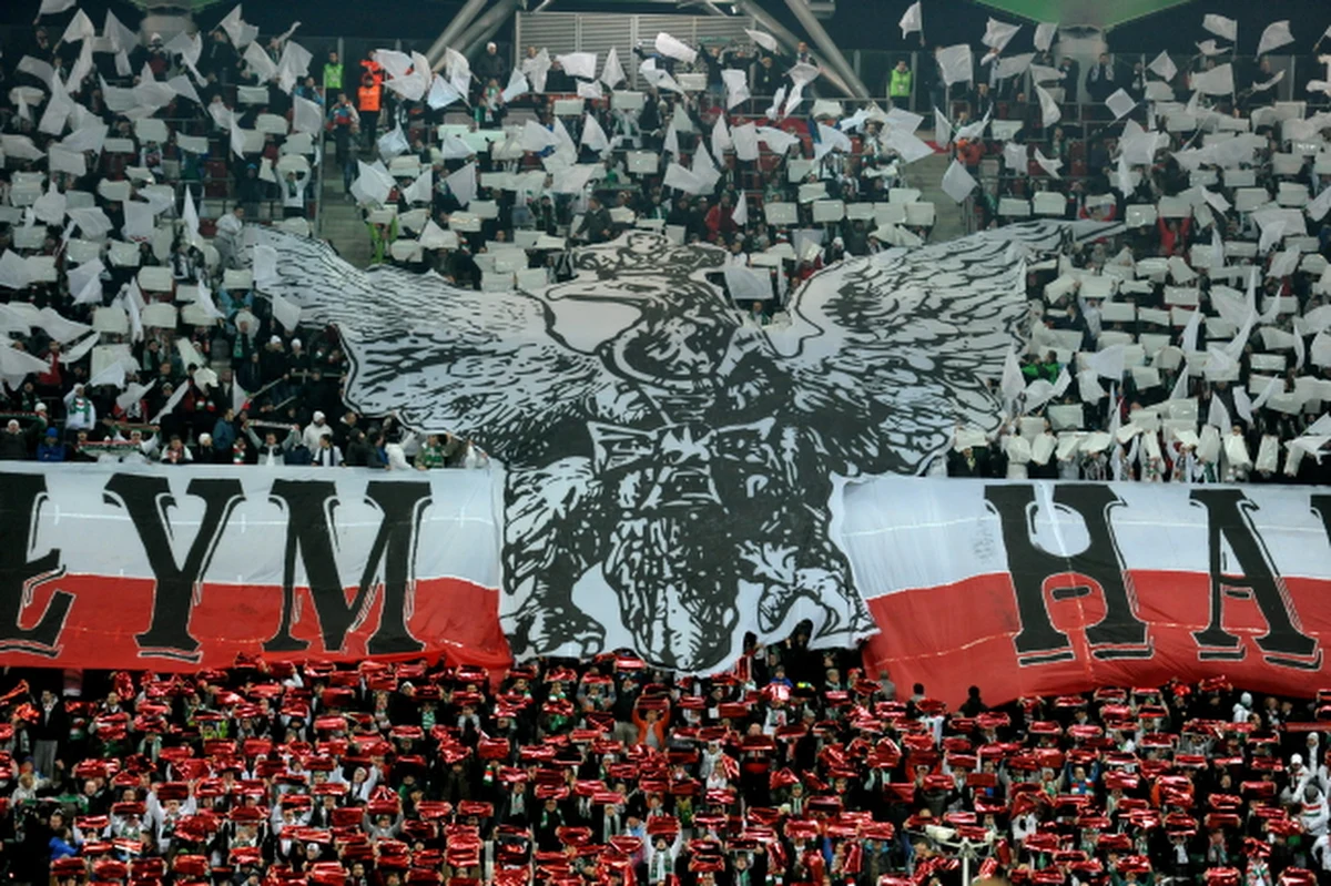 Biuro Bezpieczeństwa miasta stołecznego Warszawy przerwało mecz ekstraklasy Legia Warszawa - Jagiellonia Białystok. W trakcie pierwszej połowy doszło do zamieszek na trybunie gości. 