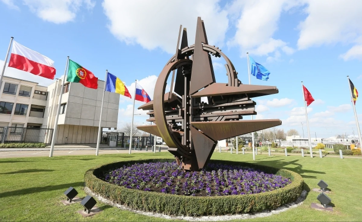 Apele, nawet mocne, ale tylko słowa. Żadnych konkretnych działań. NATO nie tylko nie pomoże zbrojnie Ukrainie (do tego nie miałby nawet podstaw prawnych), ale nawet nie da żadnego wsparcia wojskowego Polsce. Nie będzie więc np. wzmocnienia militarnego naszych wschodnich granic. 