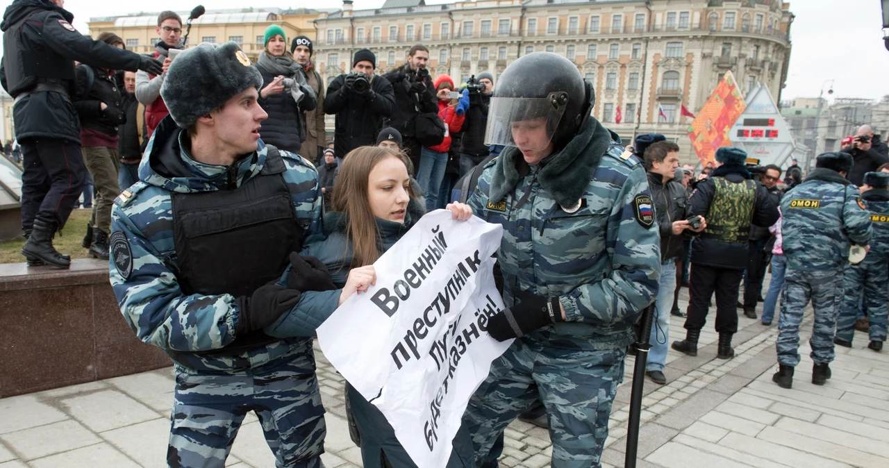 Na zdjęciu, którego w rosyjskich mediach raczej się nie zobaczy, brutalnie stłumione przez milicję wczorajsze antywojenne protesty w Moskwie