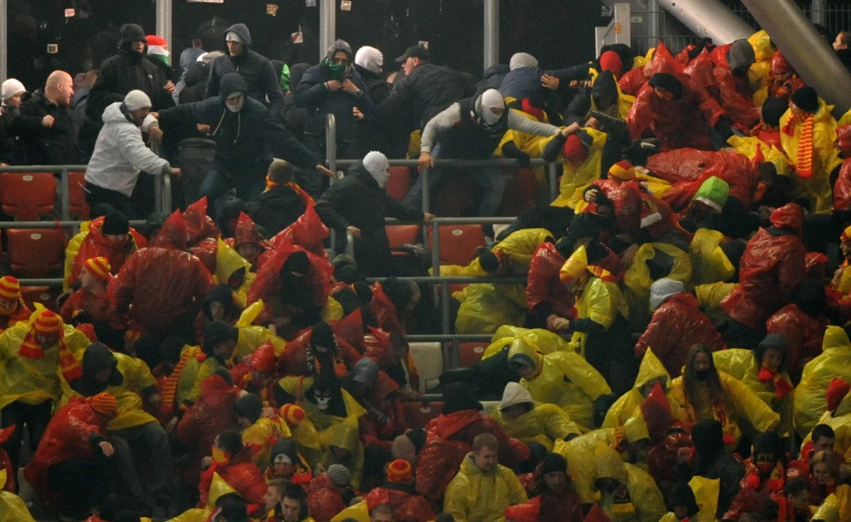 Zatrzymano 38 osób podejrzewanych o udział w bójce w czasie meczu Legii Warszawa z Jagiellonią Białystok. Wśród nich jest dwóch kibiców stołecznego klubu i 36 fanów z Białegostoku, w tym dwóch nieletnich. Policja wyjaśnia okoliczności burd. Zatrzymanym grozi do 3 lat więzienia.