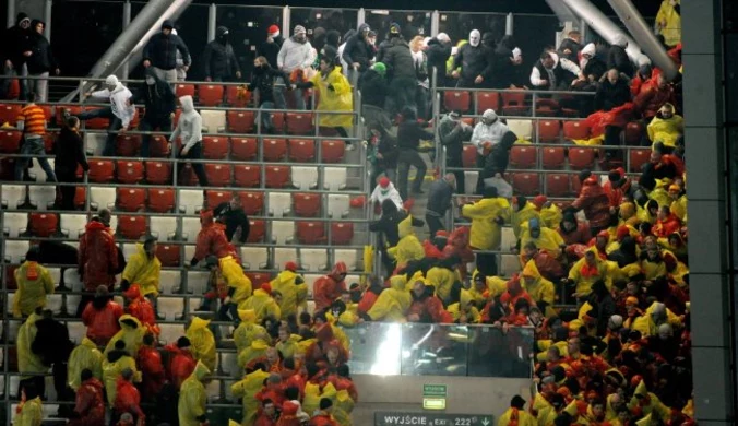 Bójki na stadionie Legii - prezes Bogusław Leśnodorski: Stadion jest dla fanów, a nie dla bandytów