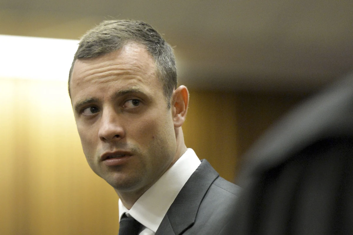 Przed sądem w Pretorii rozpoczął się proces Oscara Pistoriusa. Niepełnosprawny lekkoatleta z RPA jest oskarżony o zabójstwo z premedytacją swojej narzeczonej Reevy Steenkamp. Pistorius nie przyznaje się do winy. "Niewinny, proszę pani" - powiedział Pistorius sędzinie Thokozile Masipie, po potwierdzeniu, że rozumie ciążące na nim zarzuty.