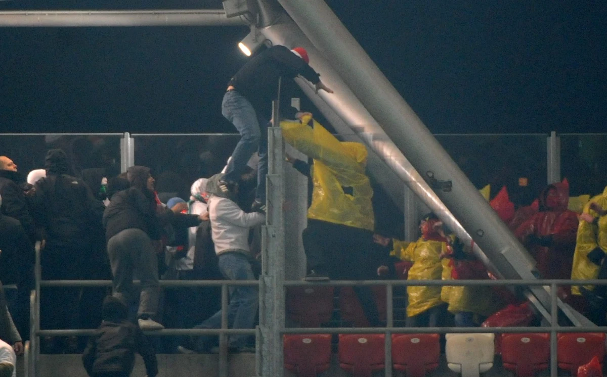 Policja zamierza wystąpić o zamknięcie stadionu Legii Warszawa do końca rundy wiosennej i złożyć zawiadomienie do prokuratury o popełnieniu przestępstwa przez organizatora. Wczorajszy mecz gospodarzy z Jagiellonią Białystok został przerwany po burdach z udziałem pseudokibiców obu drużyn. Zatrzymano dotąd 38 osób podejrzewanych o udział w bójce.