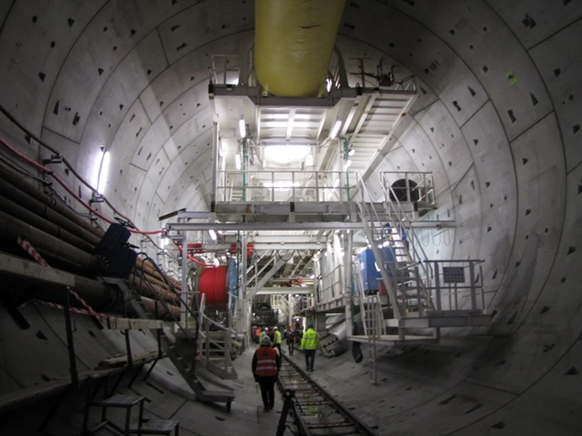 Damroka - czyli maszyna TBM (Tunnel Boring Machine), która drąży tunel pod Martwą Wisłą w Gdańsku - zaczęła pracę nad drugą nitką tunelu. Warta prawie 900 milionów złotych inwestycja ma zakończyć się w 2014 roku. Pierwsze auto powinny pojechać tunelem w połowie przyszłego roku. 