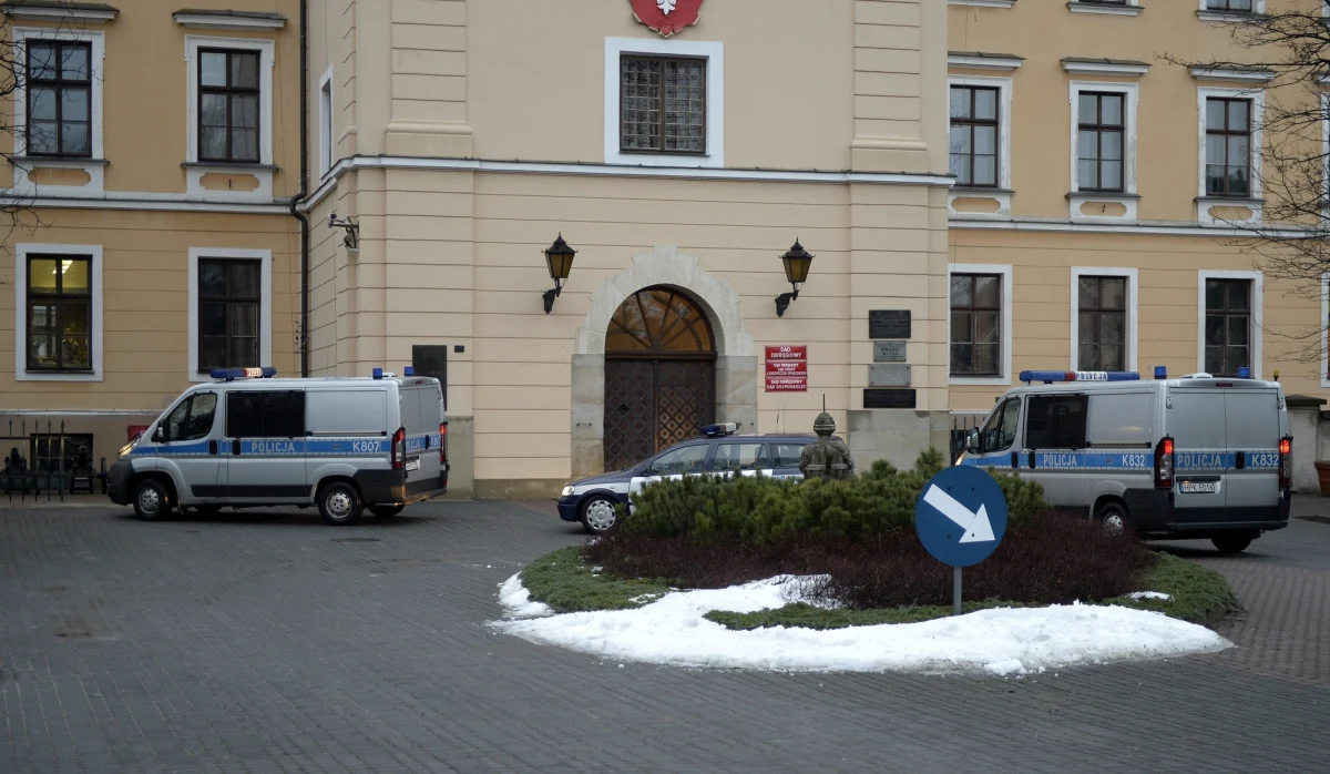 Mariusz T.  jest osobą stwarzającą zagrożenie i ma trafić do zamkniętego ośrodka - zdecydował dziś sąd w Rzeszowie. Rozprawa w sprawie mordercy czterech chłopców, który 11 lutego wyszedł na wolność, odbyła się za zamkniętymi drzwiami. Decyzja sądu na razie jest nieprawomocna. Obrońca T. zapowiedział już apelację. Uzasadnienie dzisiejszego orzeczenia zostało utajnione.