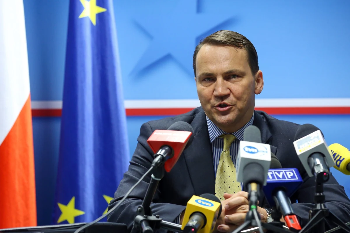 Unia Europejska uznała, że to, co zrobiła Rosja na Krymie, jest aktem agresji - oświadczył Radosław Sikorski po nadzwyczajnym spotkaniu unijnych ministrów w związku z ukraińskim kryzysem. Szef polskiego resortu spraw zagranicznych dodał, że jeśli nie dojdzie do deeskalacji sytuacji na Krymie, wówczas UE zrewiduje stosunki z Rosją i rozważy sankcje wizowe i finansowe.