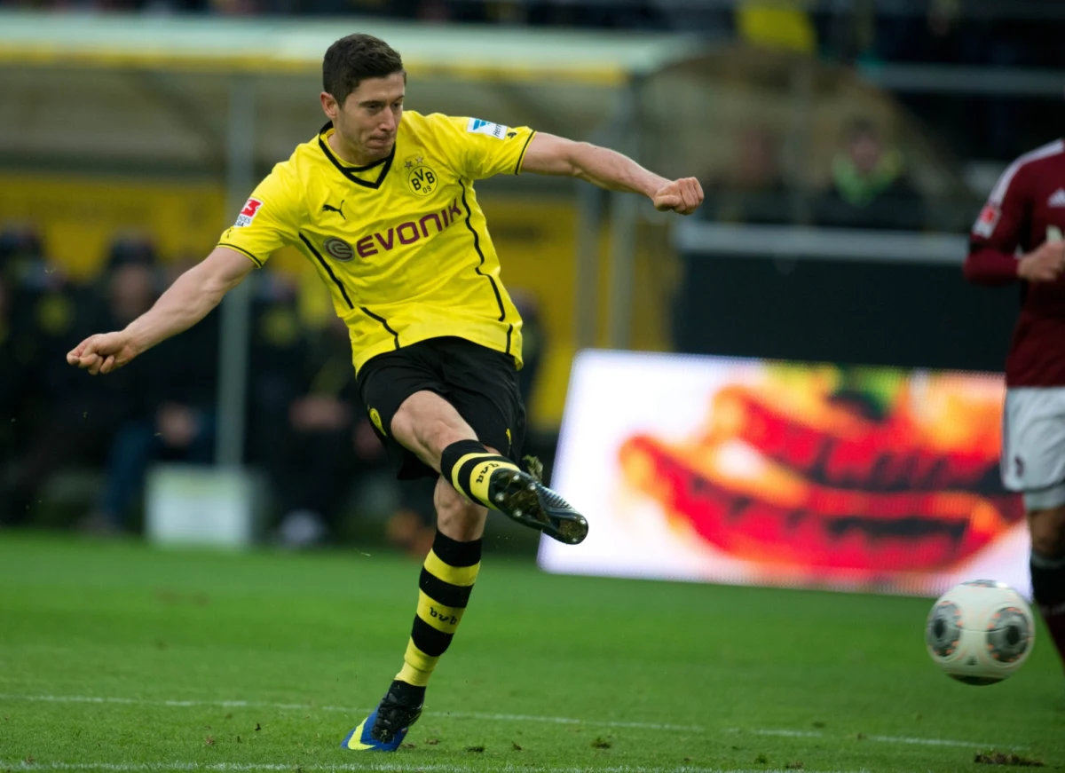 We wtorek powinno się wyjaśnić, czy Robert Lewandowski zagra w meczu ze Szkocją. Wczoraj z powodu urazu kolana nie pojawił się na treningu kadry w Warszawie. Napastnik Borussii Dortmund jest już po badaniach klinicznych i diagnostycznych. Polak ma naciągnięcie więzadła w kolanie.