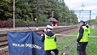 Młoda kobieta wypadła z pociągu. Zginęła na miejscu