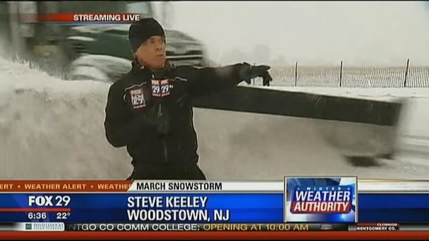 Reporter Steve Keeley spędził cały ranek w zaśnieżonym New Jersey. Podczas telewizyjnego nagrania doszło do pewnego nieprzyjemnego zdarzenia z udziałem pługu. Sami zobaczcie, co zarejestrowały kamery.