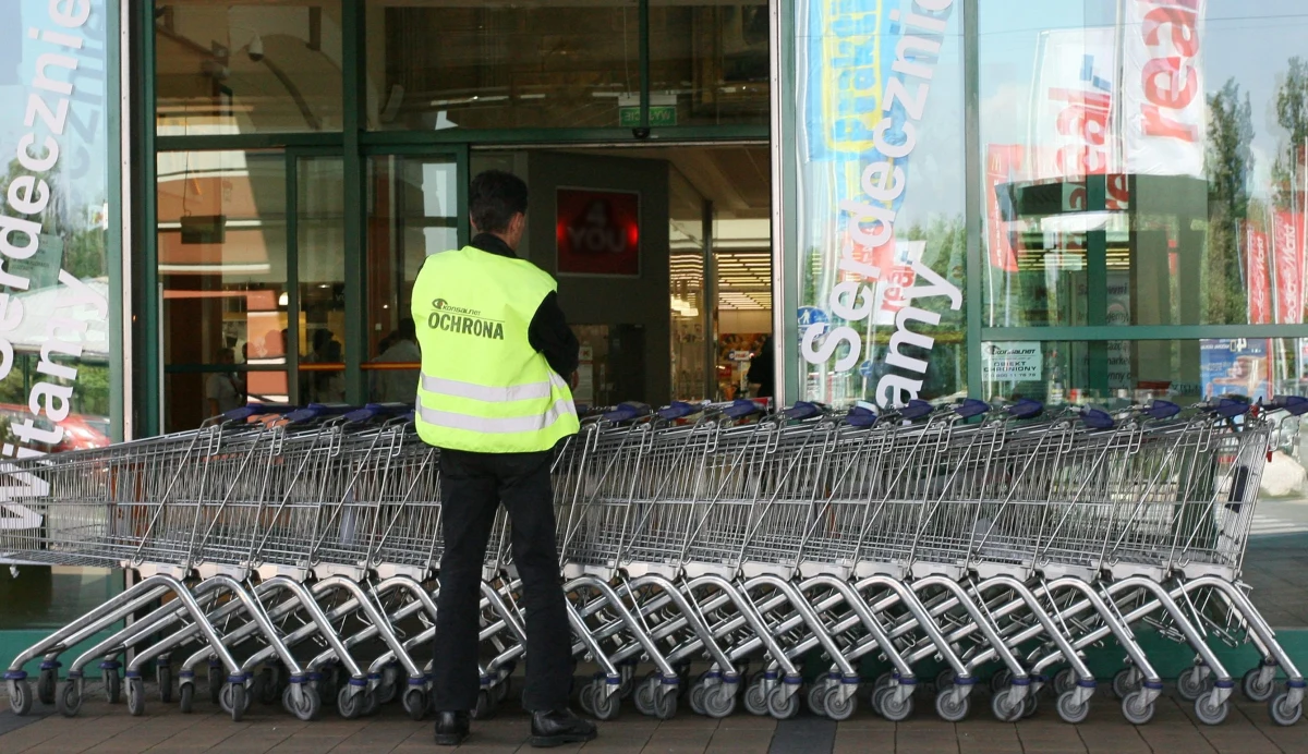 Krakowska prokuratura oskarżyła dwóch pracowników ochrony o pobicie w sklepie nietrzeźwego klienta. Mężczyzna zmarł dzień później z powodu pękniętej śledziony. Ochroniarzom grozi kara do 10 lat więzienia. 