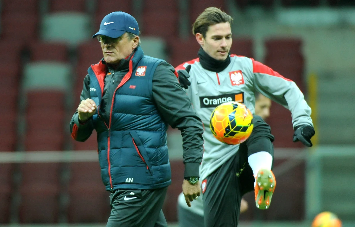 Dzisiejszy mecz ze Szkocją będzie pierwszym tegorocznym występem piłkarzy Adama Nawałki w oficjalnym terminie FIFA. Pod nieobecność Roberta Lewandowskiego i Jakuba Błaszczykowskiego opaskę kapitana założy wracający po długiej przerwie Łukasz Piszczek.