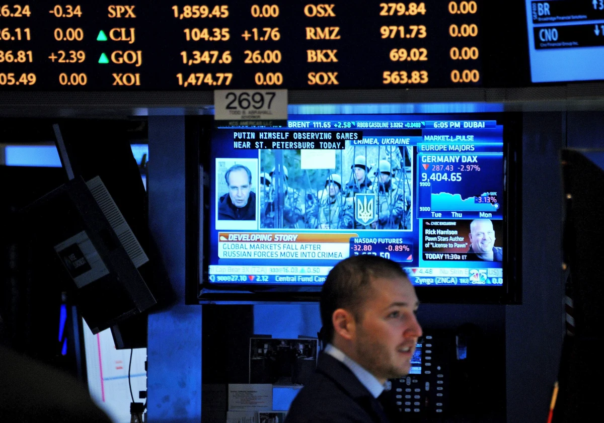 Przed jutrzejszym, nadzwyczajnym szczytem Unii Europejskiej dotyczącym sytuacji na Ukrainie nie będzie żadnych oświadczeń - to oficjalne stanowisko Londynu. Jeśli wierzyć dokumentom, które przeciekły do mediów, Wielka Brytania na tym etapie sprzeciwia się nałożeniu sankcji ekonomicznych na Rosję, ponieważ mogłyby zaszkodzić globalnej gospodarce i spowolnić proces europejskiego ożywienia.